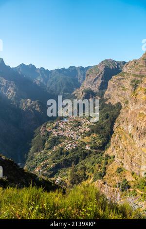 Blick auf Curral das Freiras vom Aussichtspunkt Eira do Serrado, Madeira. Portogallo Foto Stock