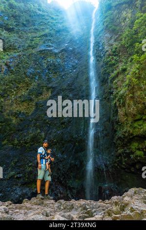 Ein Vater mit seinem Sohn am Wasserfall a Levada do Caldeirao Verde, Queimadas, Madeira Foto Stock