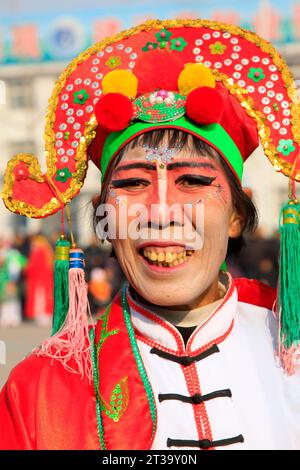 CONTEA DI LUANNAN - 23 FEBBRAIO: Durante il capodanno lunare cinese, la gente indossa abiti colorati, spettacoli di danza yangko nelle strade, il 2 febbraio Foto Stock