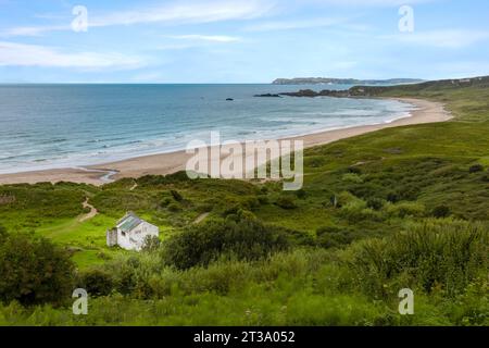 White Park Bay è una spiaggia di sabbia isolata sulla costa nord di Antrim dell'Irlanda del Nord, con splendide vedute dell'Oceano Atlantico. Foto Stock