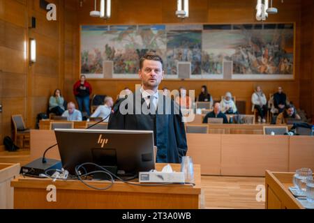 Stavanger 20231024.l'avvocato della difesa Stian Kristensen tiene il suo procedimento nella causa d'appello presso la Corte d'appello di Gulating contro l'uomo accusato di aver ucciso la diciassettenne Birgitte Tengs nel maggio 1995. Foto: Heiko Junge / PISCINA / NTB Foto Stock