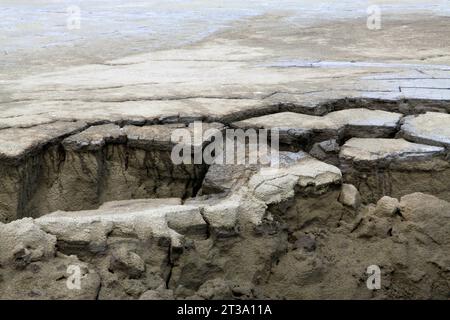 Terreno di cedimento nel selvaggio paesaggio naturale all'aperto Foto Stock