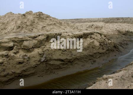 Terreno di cedimento nel selvaggio paesaggio naturale all'aperto Foto Stock