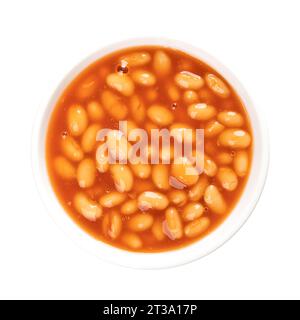 Fagioli al forno in salsa di pomodoro, in un recipiente bianco. Contorno, contenente fagioli bianchi, cotto a vapore. Pasti serviti caldi o freddi. Foto Stock