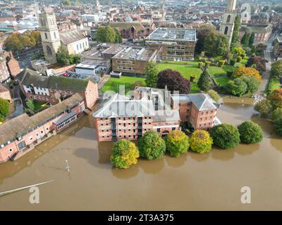 River Severn, Worcester, Worcestershire, Regno Unito – martedì 24 ottobre 2023 – tempo britannico - inondazioni intorno alle proprietà lungo il fiume nella città di Worcester mentre il fiume Severn raggiunge i picchi a seguito delle recenti piogge intense durante Storm Babet - Steven May / Alamy Live News Foto Stock