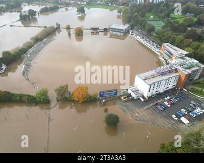 River Severn, Worcester, Worcestershire, Regno Unito – martedì 24 ottobre 2023 – tempo nel Regno Unito - inondazioni al New Road cricket Ground del Worcestershire nella città di Worcester, con picchi del fiume Severn a seguito delle recenti piogge durante Storm Babet - Steven May / Alamy Live News Foto Stock