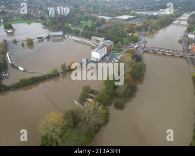 River Severn, Worcester, Worcestershire, Regno Unito – martedì 24 ottobre 2023 – tempo nel Regno Unito - inondazioni al New Road cricket Ground ( a sinistra ) nella città di Worcester, mentre il fiume Severn raggiunge il picco dopo le recenti piogge durante Storm Babet - Steven May / Alamy Live News Foto Stock