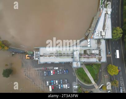 River Severn, Worcester, Worcestershire, Regno Unito – martedì 24 ottobre 2023 – tempo nel Regno Unito - inondazioni al New Road cricket Ground del Worcestershire nella città di Worcester, con picchi del fiume Severn a seguito delle recenti piogge durante Storm Babet - Steven May / Alamy Live News Foto Stock