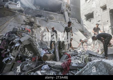 Campo di Nuseirat, territori palestinesi. 24 ottobre 2023. Ricerca palestinese di sopravvissuti sotto le macerie dopo uno sciopero israeliano sul campo di Nuseirat. Credito: Mohammed Talatene/dpa/Alamy Live News Foto Stock