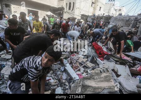 Campo di Nuseirat, territori palestinesi. 24 ottobre 2023. Ricerca palestinese di sopravvissuti sotto le macerie dopo uno sciopero israeliano sul campo di Nuseirat. Credito: Mohammed Talatene/dpa/Alamy Live News Foto Stock