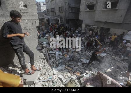 Campo di Nuseirat, territori palestinesi. 24 ottobre 2023. Ricerca palestinese di sopravvissuti sotto le macerie dopo uno sciopero israeliano sul campo di Nuseirat. Credito: Mohammed Talatene/dpa/Alamy Live News Foto Stock