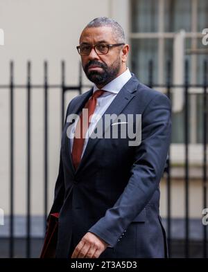 Londra, Regno Unito. 24 ottobre 2023. James Cleverley, Ministro degli Esteri, lascia il numero 10 dopo aver partecipato alla riunione settimanale del Gabinetto. Credito: Karl Black/Alamy Live News Foto Stock