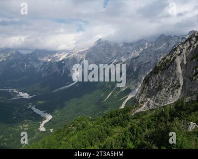 Vista panoramica sulle montagne innevate, le foreste, la valle e i letti rocciosi delle alpi albanesi Foto Stock