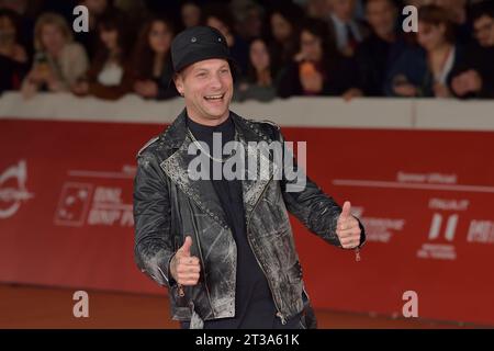 Roma, Italia. 23 ottobre 2023. ROMA, ITALIA - 23 OTTOBRE: Clementinoattend a Red carpet per il film 'Posso Entrare? An Ode to Naples' durante il 18° Festival del Cinema di Roma presso l'Auditorium Parco della musica il 23 ottobre 2023 a Roma. Credito: dpa/Alamy Live News Foto Stock