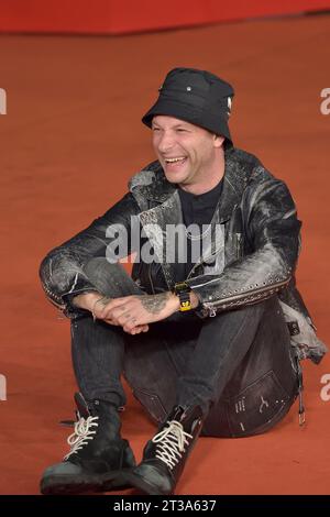 Roma, Italia. 23 ottobre 2023. ROMA, ITALIA - 23 OTTOBRE: Clementinoattend a Red carpet per il film 'Posso Entrare? An Ode to Naples' durante il 18° Festival del Cinema di Roma presso l'Auditorium Parco della musica il 23 ottobre 2023 a Roma. Credito: dpa/Alamy Live News Foto Stock