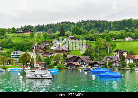 Spiez è una piccola città sul lago di Thun. Situato sulla costa meridionale, a soli 18 km da Interlaken. Foto Stock