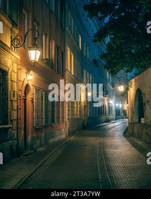 Una tranquilla strada acciottolata di notte a Varsavia, in Polonia Foto Stock