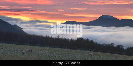 Loch Ness a Dusk sotto un'inversione di nuvole, Scozia Foto Stock