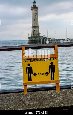 Cartello promozionale per il distanziamento sociale presso la ringhiera del porto nella città vecchia di Lindau (Lago di Costanza), Baviera, Germania. Foto Stock