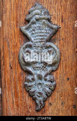 Applicazione su legno, montaggio di porte antiquate su una porta d'ingresso storica, città vecchia di Lindau (Lago di Costanza), Baviera, Germania. Foto Stock