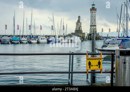 Cartello promozionale per il distanziamento sociale presso la ringhiera del porto nella città vecchia di Lindau (Lago di Costanza), Baviera, Germania. Foto Stock