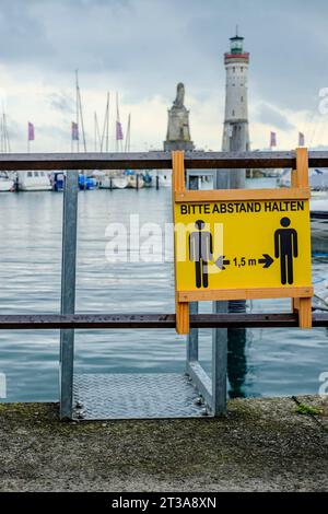 Cartello promozionale per il distanziamento sociale presso la ringhiera del porto nella città vecchia di Lindau (Lago di Costanza), Baviera, Germania. Foto Stock