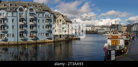 EN la ciudad de Alesund, el Canal de agua de Ålesundet que divide el centro Histórico separando las dos islas principales. Noruega Foto Stock