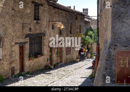 Villaggio medievale di Perouges in Alvernia dove furono girate le registrazioni dei tre moschettieri., Francia. fotografia vvbvanbree Foto Stock