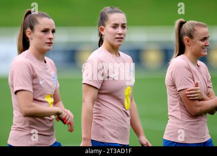 Maya le Tissier (centro) in Inghilterra durante una sessione di allenamento presso St. George's Park, Burton-on-Trent. Data immagine: Martedì 24 ottobre 2023. Foto Stock