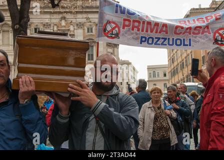 Roma, . 24 ottobre 2023. 24/10/2023 Roma. Manifestazione dell'associazione Popolare Casa mia contro le demolizioni di case. PS: La foto può essere utilizzata nel rispetto del contesto in cui è stata scattata e senza intento diffamatorio del decoro delle persone rappresentate. personaggi. Credito: Agenzia fotografica indipendente/Alamy Live News Foto Stock