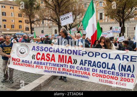 Roma, . 24 ottobre 2023. 24/10/2023 Roma. Manifestazione dell'associazione Popolare Casa mia contro le demolizioni di case. PS: La foto può essere utilizzata nel rispetto del contesto in cui è stata scattata e senza intento diffamatorio del decoro delle persone rappresentate. personaggi. Credito: Agenzia fotografica indipendente/Alamy Live News Foto Stock