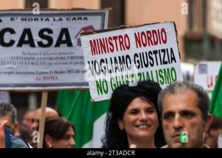 Roma, . 24 ottobre 2023. 24/10/2023 Roma. Manifestazione dell'associazione Popolare Casa mia contro le demolizioni di case. PS: La foto può essere utilizzata nel rispetto del contesto in cui è stata scattata e senza intento diffamatorio del decoro delle persone rappresentate. personaggi. Credito: Agenzia fotografica indipendente/Alamy Live News Foto Stock