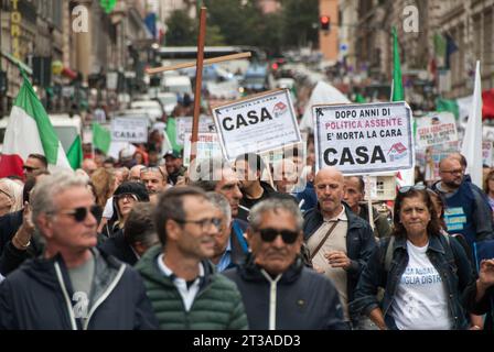 Roma, . 24 ottobre 2023. 24/10/2023 Roma. Manifestazione dell'associazione Popolare Casa mia contro le demolizioni di case. PS: La foto può essere utilizzata nel rispetto del contesto in cui è stata scattata e senza intento diffamatorio del decoro delle persone rappresentate. personaggi. Credito: Agenzia fotografica indipendente/Alamy Live News Foto Stock