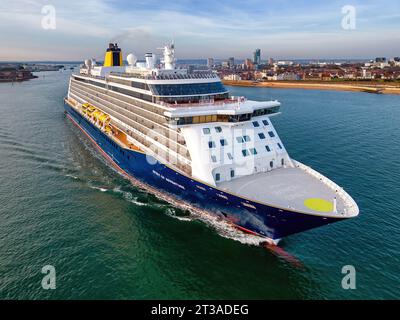 Vista aerea della nave da crociera Spirit of Adventure di Saga Cruises con partenza dal porto di Portsmouth. Foto Stock