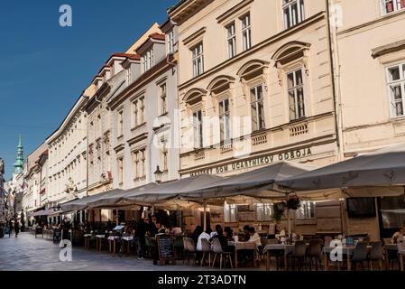 Bratislava, Slovacchia. 2 ottobre 2023 bar e caffetterie accanto al Mestsky Dom Ucastnikov Odboja in Venturska Street, il centro storico della vecchia Bratislava Foto Stock