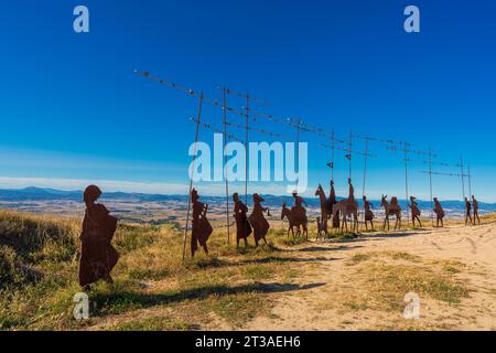 Alto del Perdón, Spagna. 8 agosto 2023. Monumento al pellegrino. Traduzione del testo: Dove il percorso del vento attraversa quello delle stelle Foto Stock