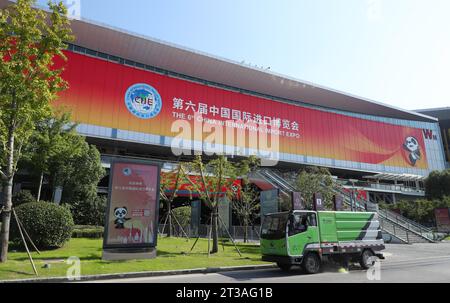 Shanghai, la Shanghai cinese. 24 ottobre 2023. Un camion spazzatrice stradale pulisce la strada all'ingresso ovest del National Exhibition and Convention Center (Shanghai), la sede principale della sesta China International Import Expo (CIIE), nella Shanghai orientale della Cina, il 24 ottobre 2023. Il National Exhibition and Convention Center (Shanghai) è decorato per accogliere l'imminente sesto CIIE, che si terrà a Shanghai dal 5 al 10 novembre. Crediti: Fang Zhe/Xinhua/Alamy Live News Foto Stock