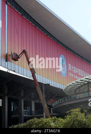 Shanghai, la Shanghai cinese. 24 ottobre 2023. I lavoratori hanno allestito la decorazione paster fuori dall'entrata ovest del National Exhibition and Convention Center (Shanghai), la sede principale per la sesta China International Import Expo (CIIE), nella Shanghai orientale della Cina, il 24 ottobre 2023. Il National Exhibition and Convention Center (Shanghai) è decorato per accogliere l'imminente sesto CIIE, che si terrà a Shanghai dal 5 al 10 novembre. Crediti: Fang Zhe/Xinhua/Alamy Live News Foto Stock