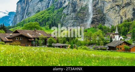 Vista panoramica della valle di Lauterbrunnen e della cascata di Staubbach nelle Alpi svizzere, in Svizzera Foto Stock