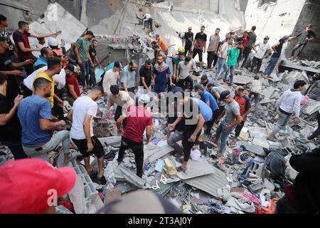 Ricerca palestinese di sopravvissuti sotto le macerie dopo uno sciopero israeliano sul campo di Nuseirat ricerca palestinese di sopravvissuti sotto le macerie dopo uno sciopero israeliano sul campo di Nuseirat. Foto di Atia Darwish apaimages Nusairat Striscia di Gaza territorio palestinese 241023 Nusairat ad 0010 Copyright: XapaimagesxAtiaxDarwishxxapaimagesx credito: Imago/Alamy Live News Foto Stock