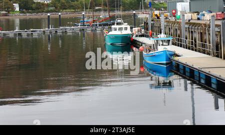 Vista delle barche da pesca nel porto sulla costa occidentale della Scozia nel porto di Ullapool, Ross e Cromarty, Scozia, Regno Unito. Foto Stock