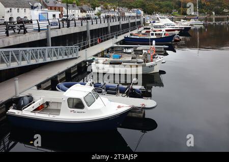 Una vista delle imbarcazioni da diporto ormeggiate sul molo nel porto di Ullapool, Ross e Cromarty, Scozia, Regno Unito. Foto Stock