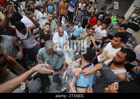 Ricerca palestinese di sopravvissuti sotto le macerie dopo uno sciopero israeliano sul campo di Nuseirat ricerca palestinese di sopravvissuti sotto le macerie dopo uno sciopero israeliano sul campo di Nuseirat. Foto di Atia Darwish apaimages Nusairat Striscia di Gaza territorio palestinese 241023 Nusairat ad 0030 Copyright: XapaimagesxAtiaxDarwishxxapaimagesx credito: Imago/Alamy Live News Foto Stock