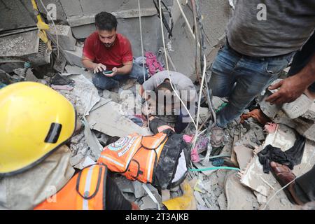 Ricerca palestinese di sopravvissuti sotto le macerie dopo uno sciopero israeliano sul campo di Nuseirat ricerca palestinese di sopravvissuti sotto le macerie dopo uno sciopero israeliano sul campo di Nuseirat. Foto di Atia Darwish apaimages Nusairat Striscia di Gaza territorio palestinese 241023 Nusairat ad 001 Copyright: XapaimagesxAtiaxDarwishxxapaimagesx credito: Imago/Alamy Live News Foto Stock