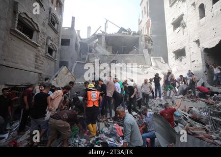 Ricerca palestinese di sopravvissuti sotto le macerie dopo uno sciopero israeliano sul campo di Nuseirat ricerca palestinese di sopravvissuti sotto le macerie dopo uno sciopero israeliano sul campo di Nuseirat. Foto di Atia Darwish apaimages Nusairat Striscia di Gaza territorio palestinese 241023 Nusairat ad 0020 Copyright: XapaimagesxAtiaxDarwishxxapaimagesx credito: Imago/Alamy Live News Foto Stock