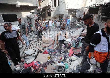 Ricerca palestinese di sopravvissuti sotto le macerie dopo uno sciopero israeliano sul campo di Nuseirat ricerca palestinese di sopravvissuti sotto le macerie dopo uno sciopero israeliano sul campo di Nuseirat. Foto di Atia Darwish apaimages Nusairat Striscia di Gaza territorio palestinese 241023 Nusairat ad 0021 Copyright: XapaimagesxAtiaxDarwishxxapaimagesx credito: Imago/Alamy Live News Foto Stock