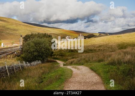 22.10.23 Ribblehead, North Yorkshire, Regno Unito. Blea Moor Signal Box vicino alla strada a ciottoli nelle Yorkshire Dales Foto Stock