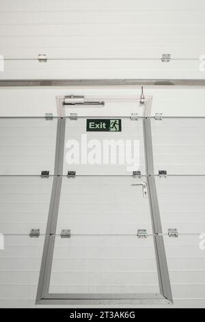 Porta di metallo arrotolata all'ingresso di un magazzino, angolo astratto Foto Stock