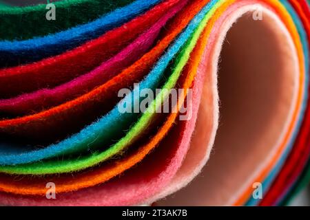 colori diversi campioni in feltro piegati, vista margine, messa a fuoco morbida in primo piano Foto Stock