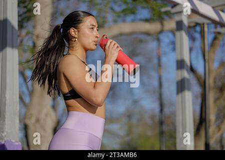 Athletic ragazza con Borraccia sportiva in estate park. Donna sulla mattina  allenamento Foto stock - Alamy